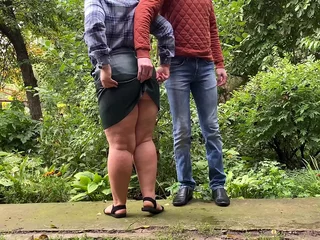 Chubby Unpaid MILF pissing outdoor